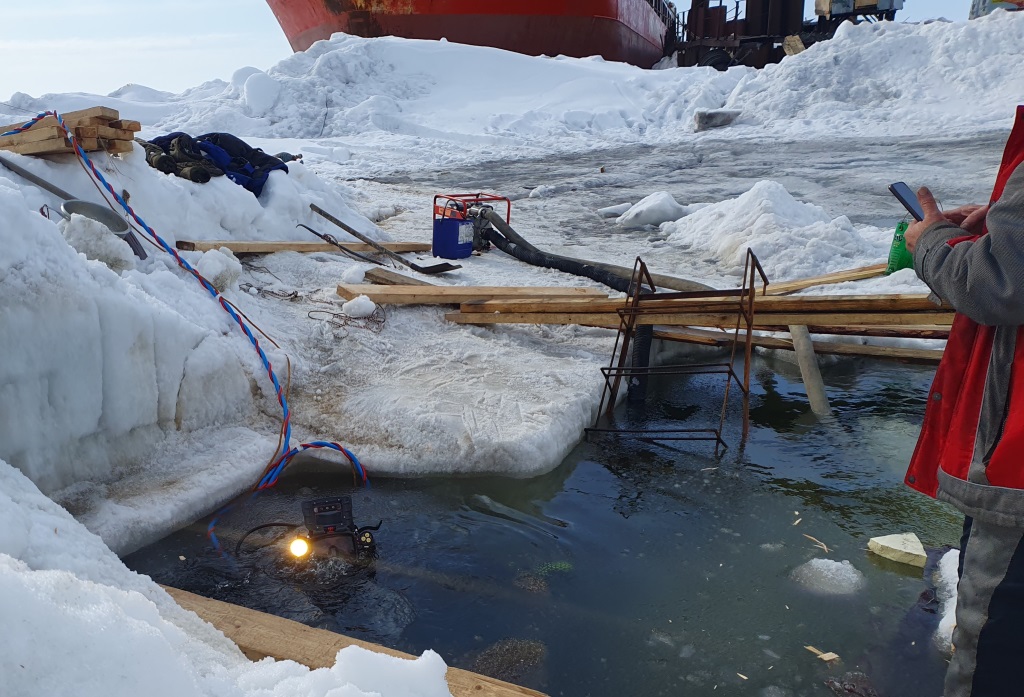 Прорубь для подводных работ